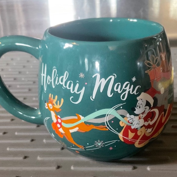 CHRISTMAS DISNEY COLLECTOR MUG brand new - Picture 1 of 7